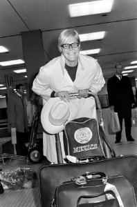 Olympische ploeg terug uit Mexico. Ada Kok had karretje voor bagage nodig, Bestanddeelnr 920-8209