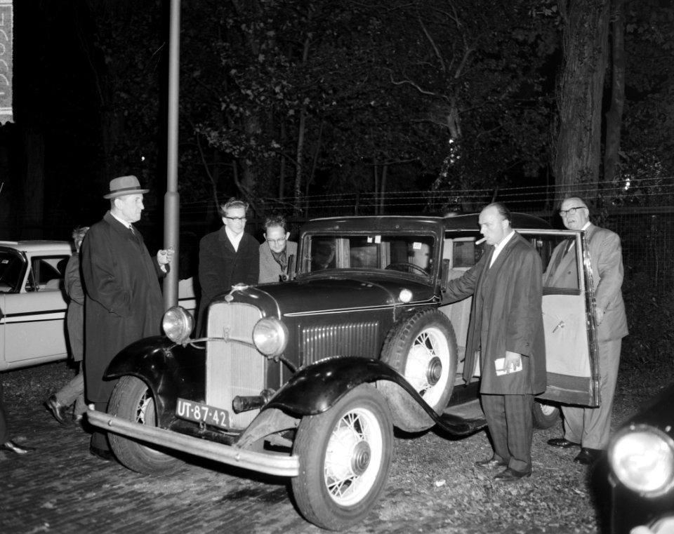 Op Autoveiling in Olympisch Stadion Auto geveild ten bate van Het Dorp De , Bestanddeelnr 915-5852