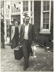 Op last van de Haarlemse rechtbank ontruiming van het voormalige Joles Ziekenhuis aan het Groot Heiligland. NL-HlmNHA 54010953