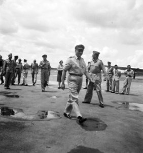 Op 3 mei arriveerde de Legercommandant, Luitenant-Generaal S.H. Spoor, op het vl, Bestanddeelnr 15568