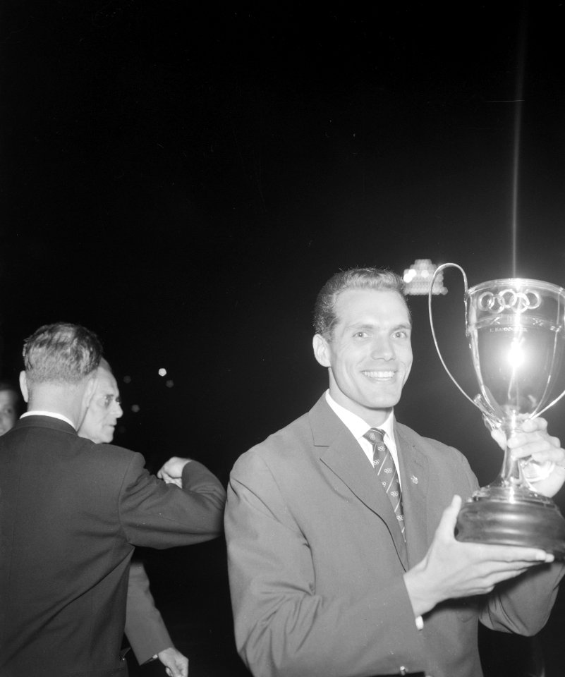 Olympische revances in stadion Amsterdam, Eef Kamerbeek met beker, Bestanddeelnr 911-6042