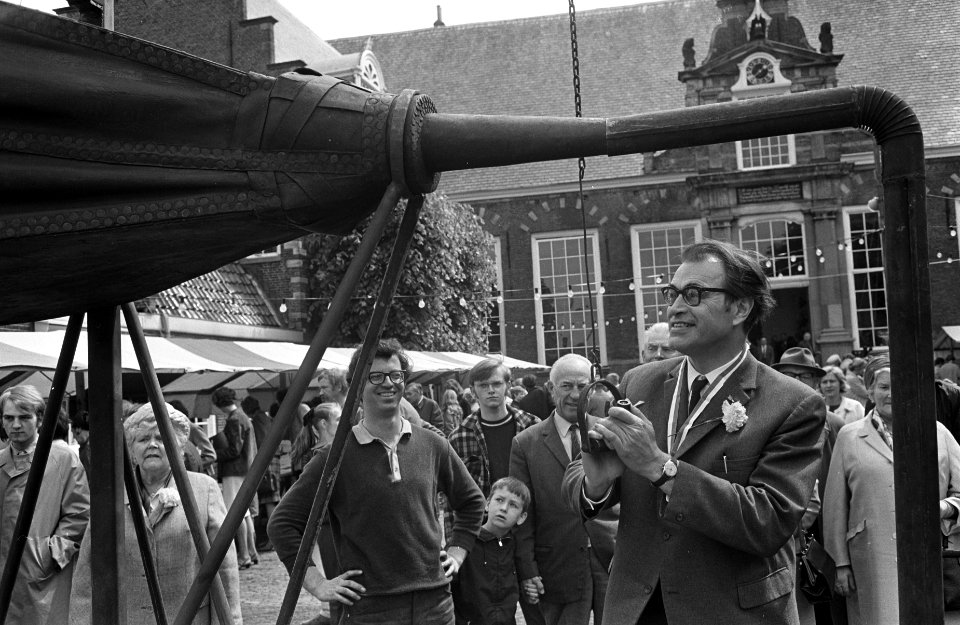 Op de binnenplaats van de Kloveniers- of Stadsdoelen te Haarlem heeft de schrijv, Bestanddeelnr 921-4193
