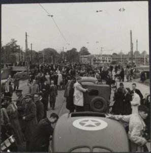 Op 7 mei 1945 trok de 49e West Riding Infantry divisie van Lunteren naar het Wes, Bestanddeelnr 512 093