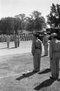 Op de Aloon-Aloon te Semarang droeg gen.maj. J.K. Meyer het commando van de B-Di, Bestanddeelnr 583