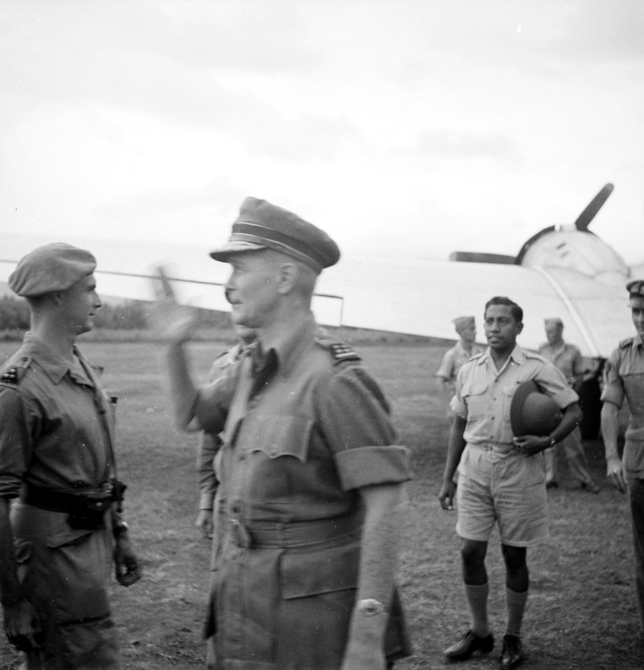 Op 15 aug. bracht de Chef-Staf Generaal Buurman van Vreeden een bezoek aan de V-, Bestanddeelnr 11844