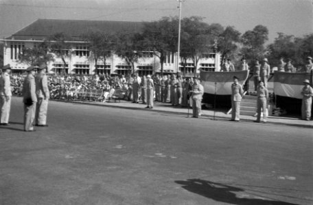 Op de Aloon-Aloon te Semarang droeg gen.maj. J.K. Meyer het commando van de B-Di, Bestanddeelnr 577
