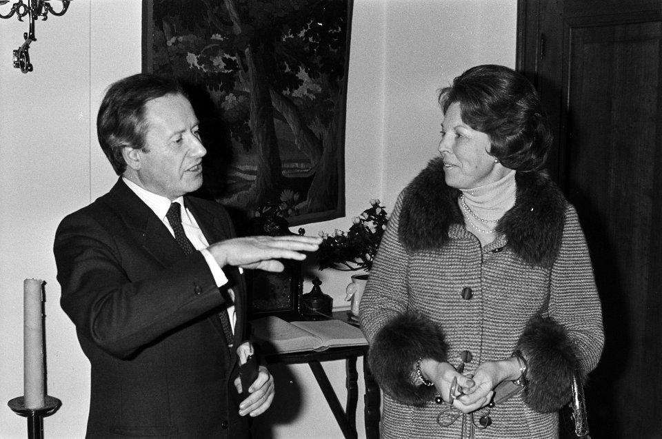 Op Kasteel Drakensteyn heeft Koningin Beatrix (r) Gaston Thorn (voorzitter Europ, Bestanddeelnr 931-3301