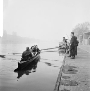 Op de Amstel zijn de roeiers weer aan hun training begonn de boot gaat het water, Bestanddeelnr 916-1644