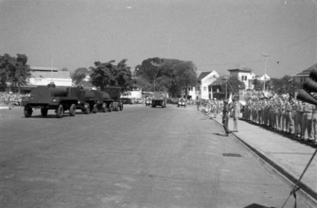 Op de Aloon-Aloon te Semarang droeg gen.maj. J.K. Meyer het commando van de B-Di, Bestanddeelnr 593