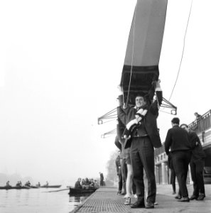 Op de Amstel zijn de roeiers weer aan hun training begonn de boot gaat het water, Bestanddeelnr 916-1643