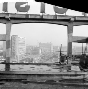 Op het dak van het Groothandelsgebouw te Rotterdam wordt een bioscoop gebouwd, Bestanddeelnr 911-9414
