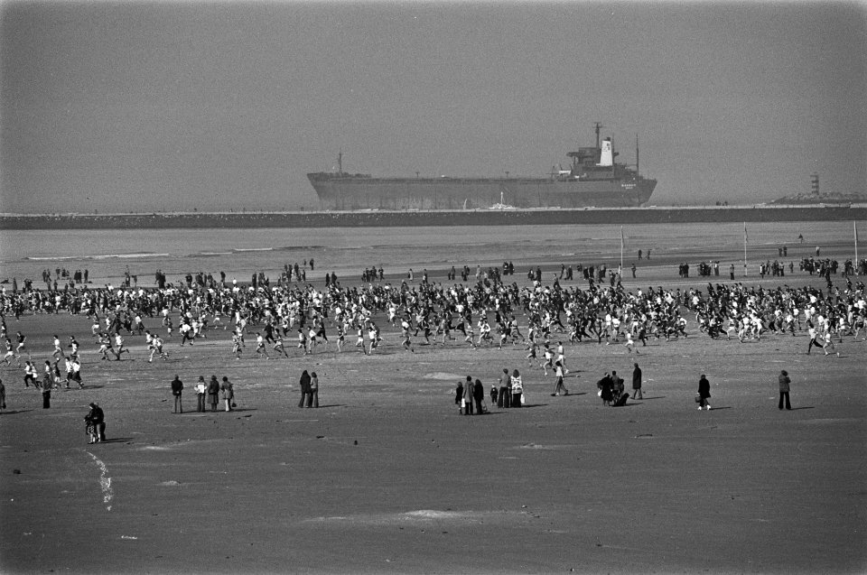 Op de achtergrond een vrachtschip, Bestanddeelnr 929-0583