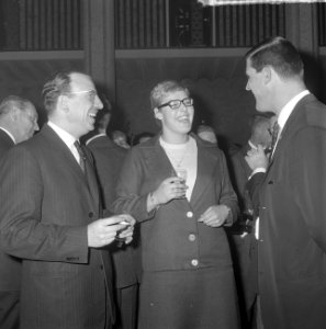 Olympische deelnemers gehuldigd, de staatssecretaris Van Laar (l) in gesprek met, Bestanddeelnr 917-1251