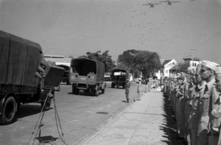Op de Aloon-Aloon te Semarang droeg gen.maj. J.K. Meyer het commando van de B-Di, Bestanddeelnr 592