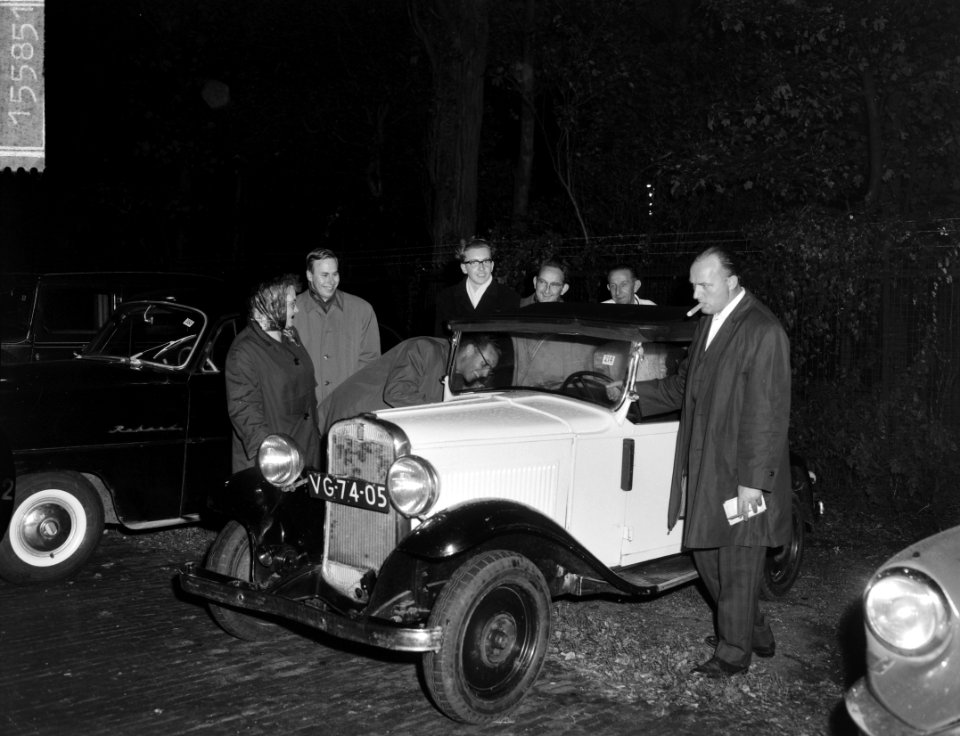 Op Autoveiling in Olympisch Stadion Auto geveild ten bate van Het Dorp De , Bestanddeelnr 915-5851