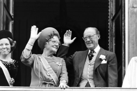 Op het balkon van het paleis aan het Lange Voorhout koningin Juliana en prins B, Bestanddeelnr 929-3551