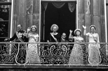 Op balkon Paleis Lange Voorhout prins Bernhard, prinses Beatrix, prins Claus, k, Bestanddeelnr 920-7204