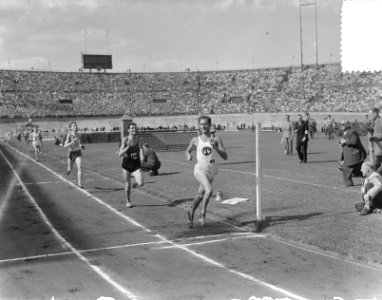 Olympische dag in stadion hardlopen, Bestanddeelnr 905-1254