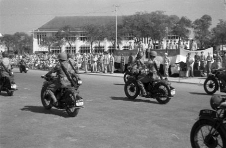 Op de Aloon-Aloon te Semarang droeg gen.maj. J.K. Meyer het commando van de B-Di, Bestanddeelnr 578
