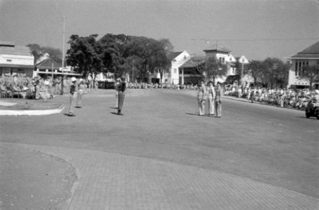 Op de Aloon-Aloon te Semarang droeg gen.maj. J.K. Meyer het commando van de B-Di, Bestanddeelnr 582