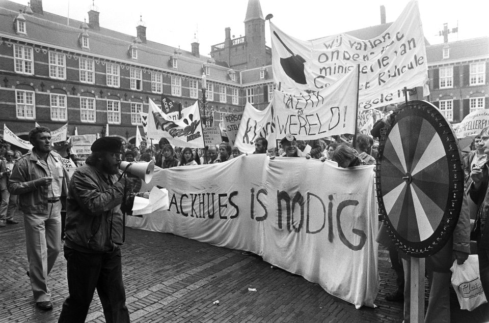 Op Binnenhof demonstratie tegen bezuinigingen Vormingscentra, Bestanddeelnr 932-2198