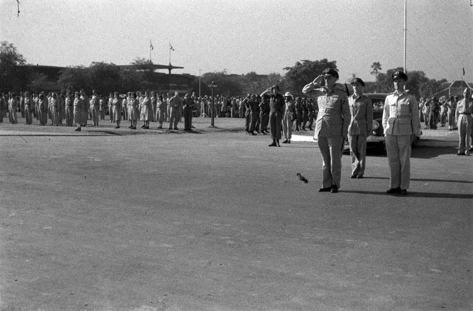 Op de Aloon-Aloon te Semarang droeg gen.maj. J.K. Meyer het commando van de B-Di, Bestanddeelnr 575