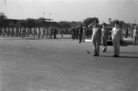 Op de Aloon-Aloon te Semarang droeg gen.maj. J.K. Meyer het commando van de B-Di, Bestanddeelnr 575