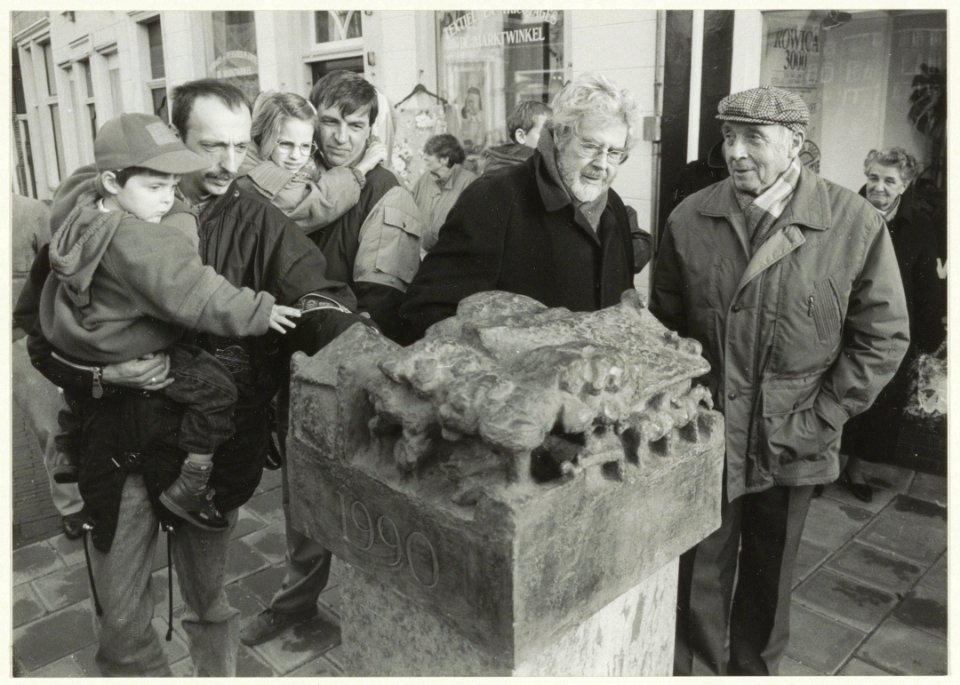Op 10 januari 1990 onthulde boer Piet van der Zwet (rechts) een kunstwerk aan de Spaarnwouderstraat. Dit beeldje van de Amsterdamse kunstenaar Arie Teeuwisse (naast van der Zwet) stelt een b, NL-HlmNHA 54032244