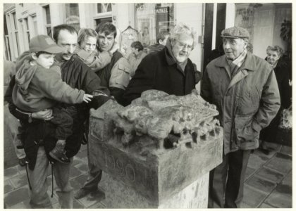 Op 10 januari 1990 onthulde boer Piet van der Zwet (rechts) een kunstwerk aan de Spaarnwouderstraat. Dit beeldje van de Amsterdamse kunstenaar Arie Teeuwisse (naast van der Zwet) stelt een b, NL-HlmNHA 54032244