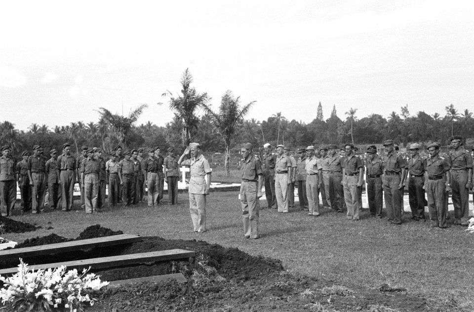 Op 1 juli 1949 bracht het 1e bataljon 1-15 R.I. een afscheidsbezoek aan de laats, Bestanddeelnr 748