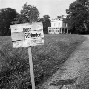 Op de achtergrond Witte Villa Sonsbeek Bordje met opschrift Voor onzichtbaar, Bestanddeelnr 900-4389