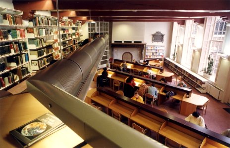 Op de begane grond is de oude studiezaal voorzien van een tussenverdieping, zodat extra ruimte ontstond om stoelen en tafels neer te zetten. Aangekocht in 1996 van United Photos de Boer bv. - Negatief