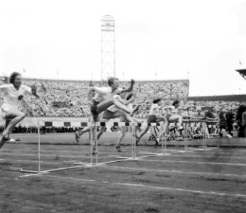 Olympische dag in Amsterdam. 80 meter horden met Fanny Blankers-Koen, Bestanddeelnr 904-6238