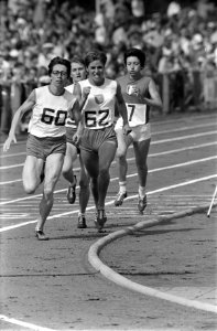 Op de 800 m Mia Gommers (nr. 60) en Ilja Keizer (nr. 62), Bestanddeelnr 922-6231