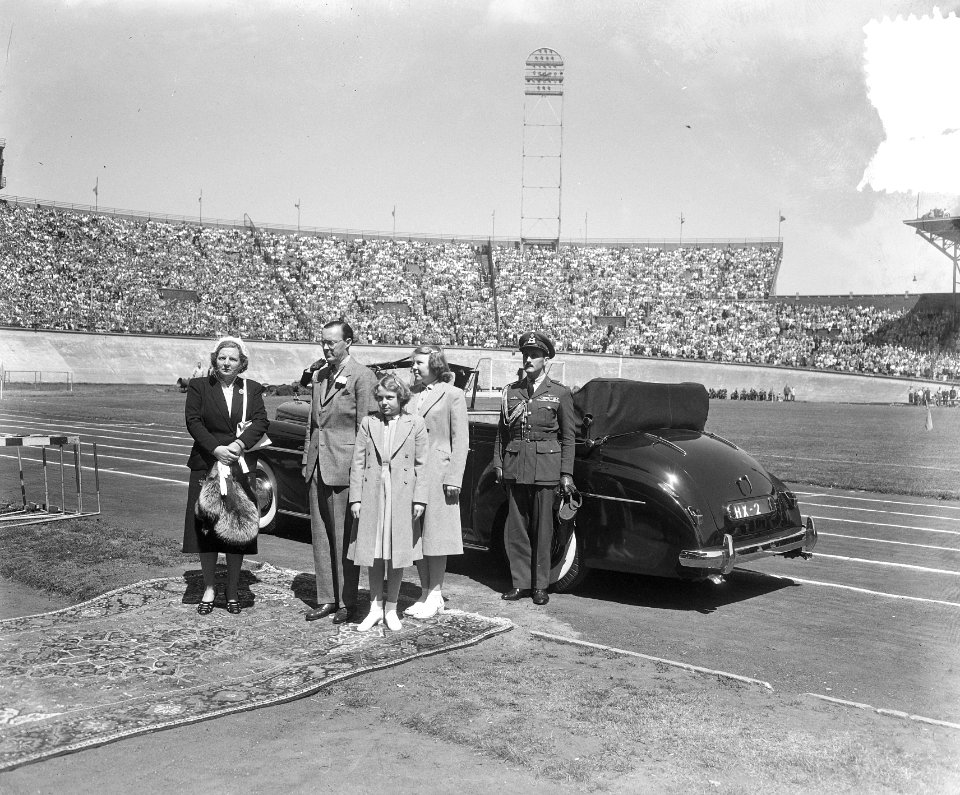 Olympische dag in stadion Koninklijke familie, Bestanddeelnr 905-1255