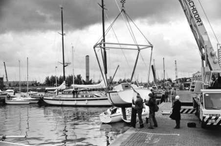 Op de achtergrond een zeilschip van 2,8 miljoen gulden, Bestanddeelnr 930-4216
