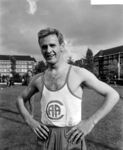 Om de PH-beker te Amsterdam, Leo Winter won de 100 met, Bestanddeelnr 918-1707