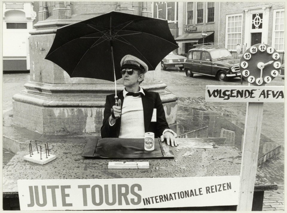 Op 17 juli 1979 organiseerde het Jute-kunstenaarskollektief een alternatieve toeristentoer door Haarlem. Op de foto het kantoor op de Grote Markt