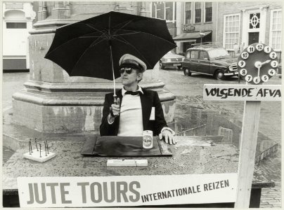 Op 17 juli 1979 organiseerde het Jute-kunstenaarskollektief een alternatieve toeristentoer door Haarlem. Op de foto het kantoor op de Grote Markt photo