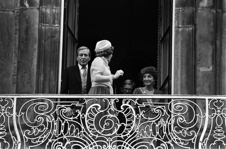 Op het balkon van Paleis Lange Voorhout van links naar rechts Prins Claus, koni, Bestanddeelnr 931-6841