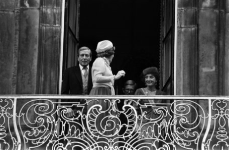 Op het balkon van Paleis Lange Voorhout van links naar rechts Prins Claus, koni, Bestanddeelnr 931-6841