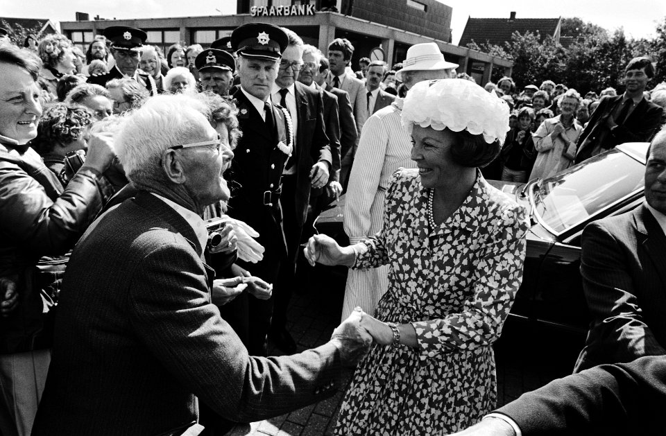 Op 21 augustus 1980 schudt de heer Lindenberg de vorstin de hand. Het echtpaar L, Bestanddeelnr 930-9767