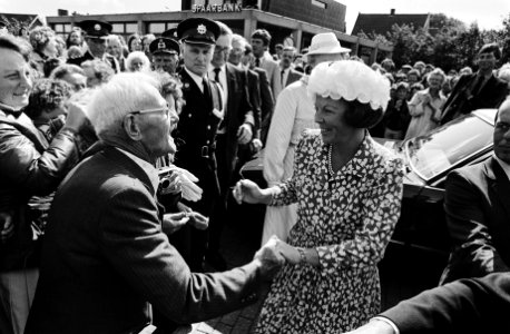Op 21 augustus 1980 schudt de heer Lindenberg de vorstin de hand. Het echtpaar L, Bestanddeelnr 930-9767