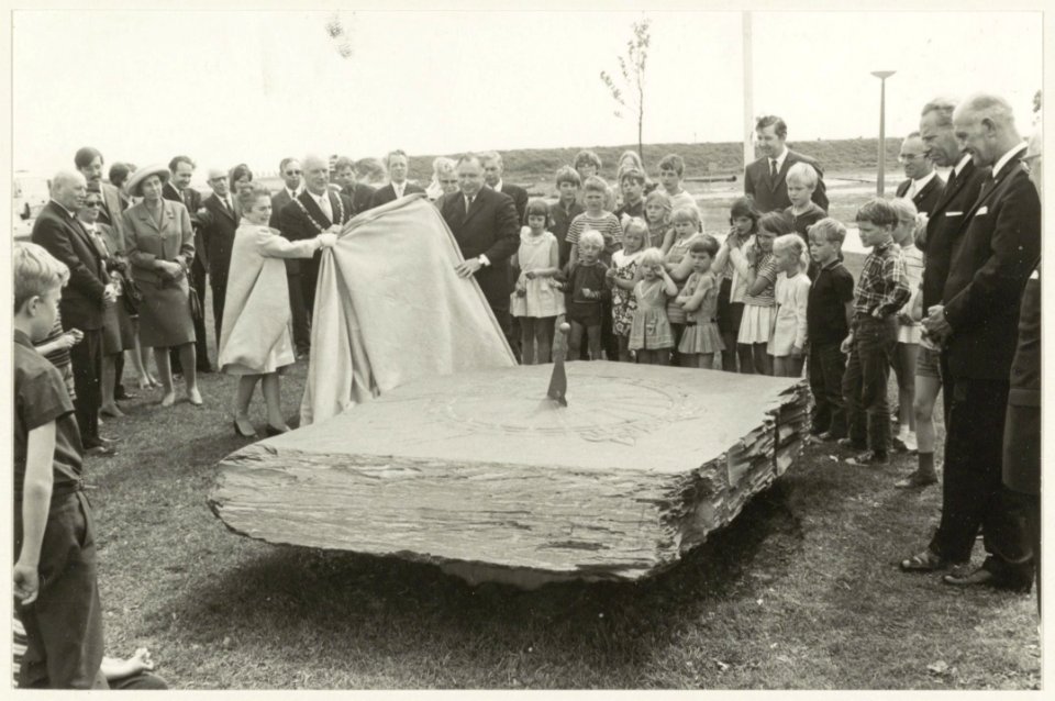 Op 27 mei 1969 vond in het bijzijn van vertegenwoordigers van de gemeentebesturen van Angers en Osnabrück de officiele aanbieding plaats van een zonnewijzer, een gezamelijk geschenk van de r, NL-HlmNHA 1478 5158