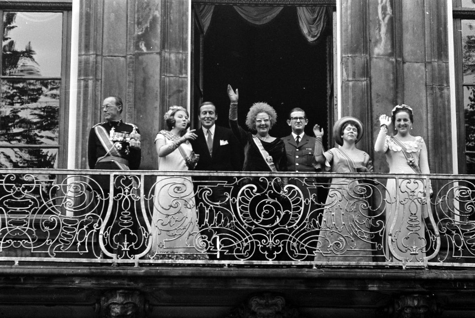 Op balkon Paleis Lange Voorhout prins Bernhard, prinses Beatrix, prins Claus, k, Bestanddeelnr 920-7202
