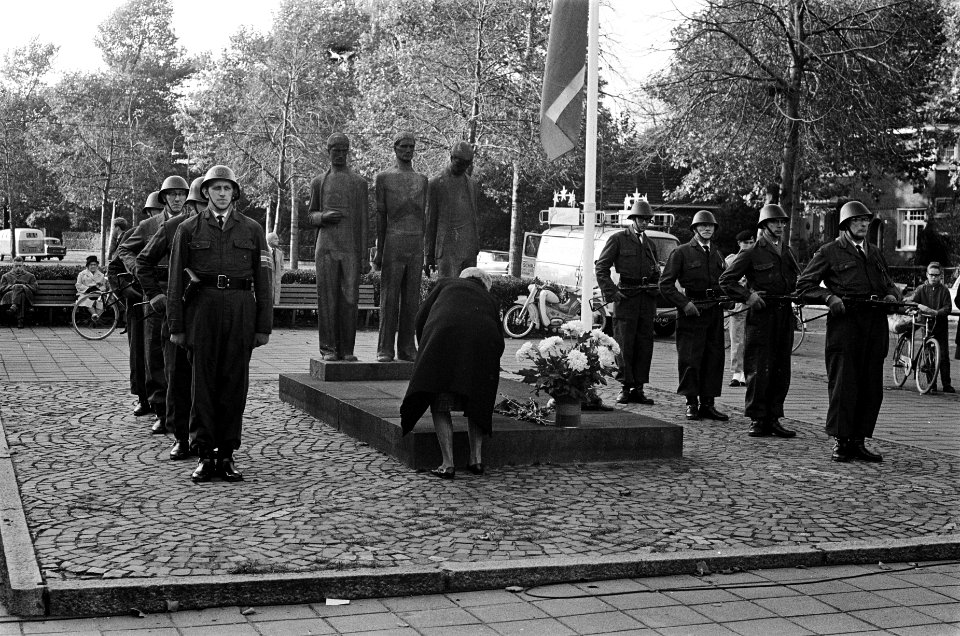Op de Apollolaante Amsterdam wordt de jaarlijkse dodenherdenking gehouden, Bestanddeelnr 915-6465