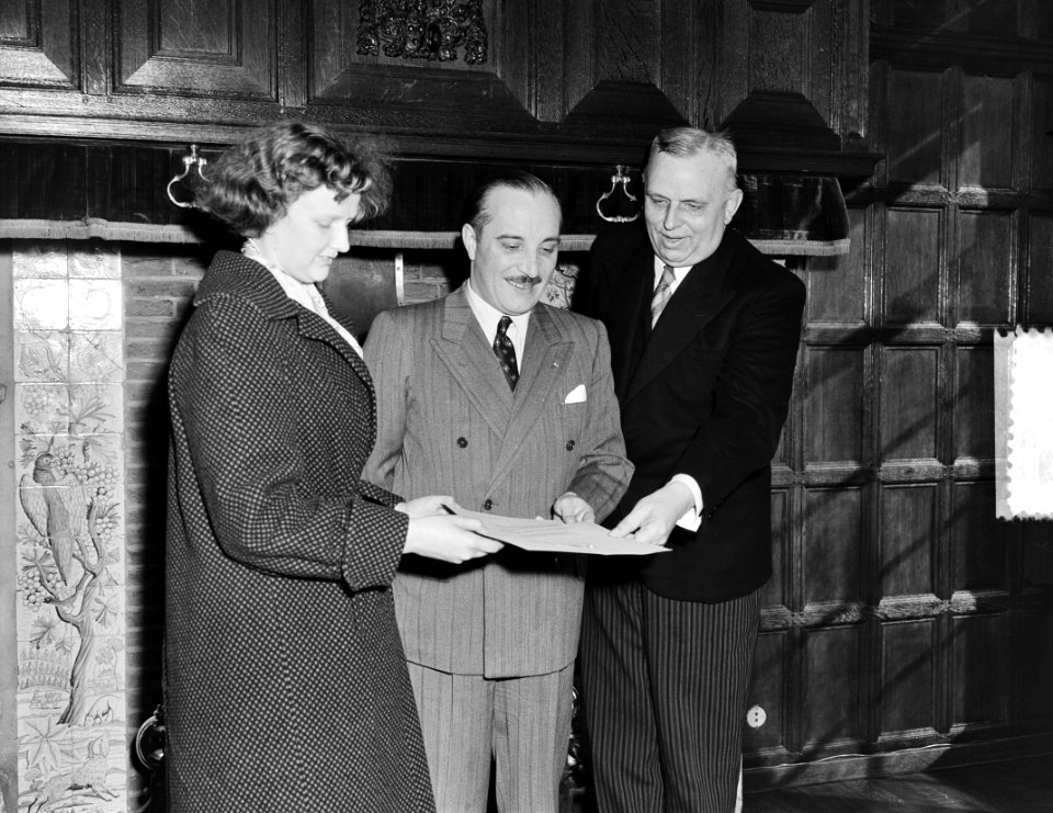 Op de ambassade van Argentinië in Den Haag heeft de burgemeester van Urk, G. Kei, Bestanddeelnr 905-0455