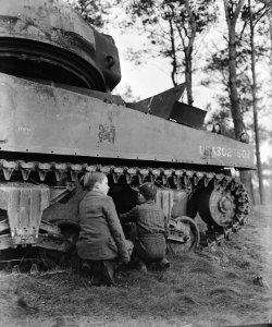 Oorlogsmuseum bij Overloon. Jongens bij tank, Bestanddeelnr 901-0501