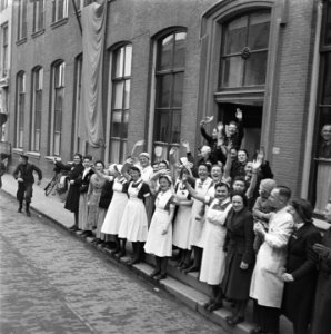 Op haar tocht door Zeeland, Brabant en Limburg, komt koningin Wilhelmina om half, Bestanddeelnr 900-4058