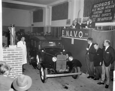 Op Autoveiling in Olympisch Stadion . Auto geveild ten bate van Het Dorp . De , Bestanddeelnr 915-5857